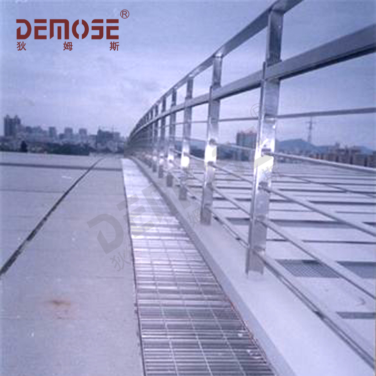 馬路上常見的不銹鋼護欄