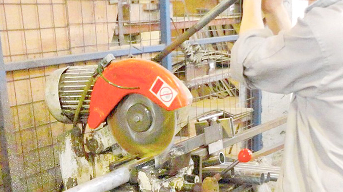 不銹鋼樓梯護(hù)欄圓盤鋸開料