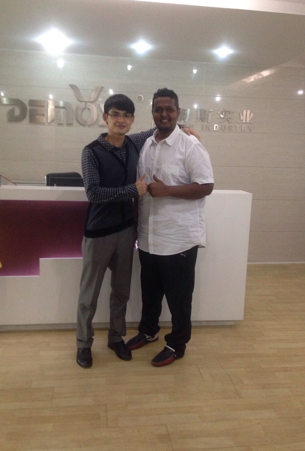 【品質(zhì)保障】720米肯尼亞玻璃欄桿訂單正式簽訂