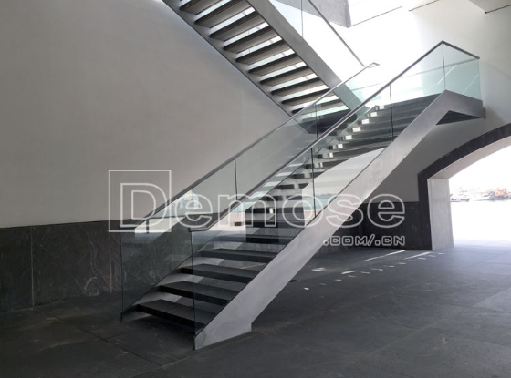 樓梯扶手材質(zhì)怎么選擇？