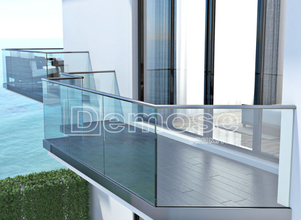 陽臺玻璃護(hù)欄好還是不銹鋼好？