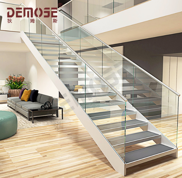 樓梯玻璃護欄的獨特視覺效果
