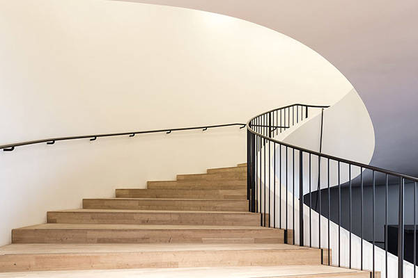 ?樓梯扶手如何選擇？四大材質(zhì)優(yōu)缺點全解析，看完秒懂不踩坑！?