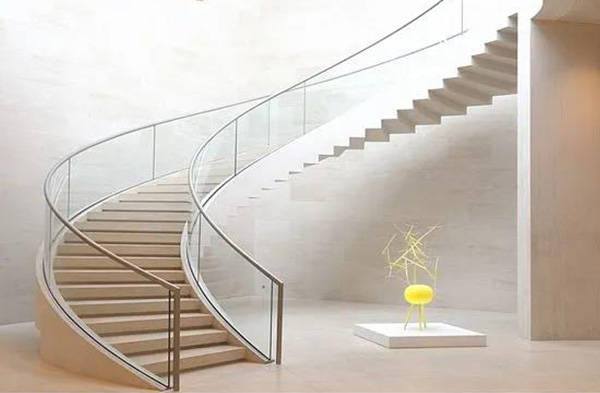 旋轉(zhuǎn)樓梯:在力學(xué)與美學(xué)間起舞的永恒經(jīng)典