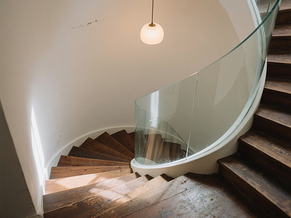 旋轉(zhuǎn)樓梯造價(jià)一般多少錢？比普通樓梯造價(jià)高多少