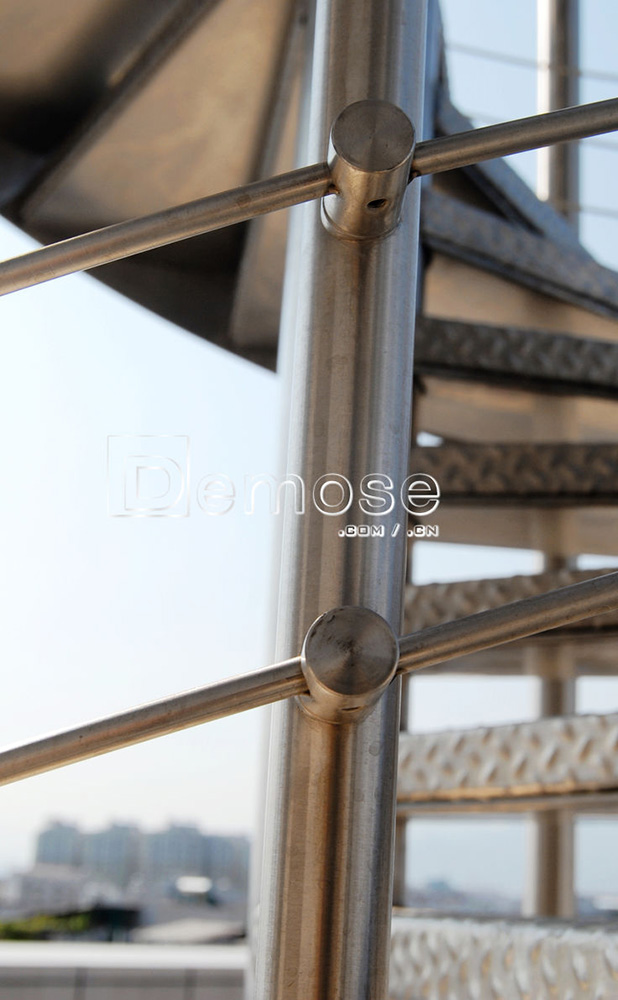 螺旋樓梯設(shè)計指南:尺寸計算與安全美學(xué)平衡