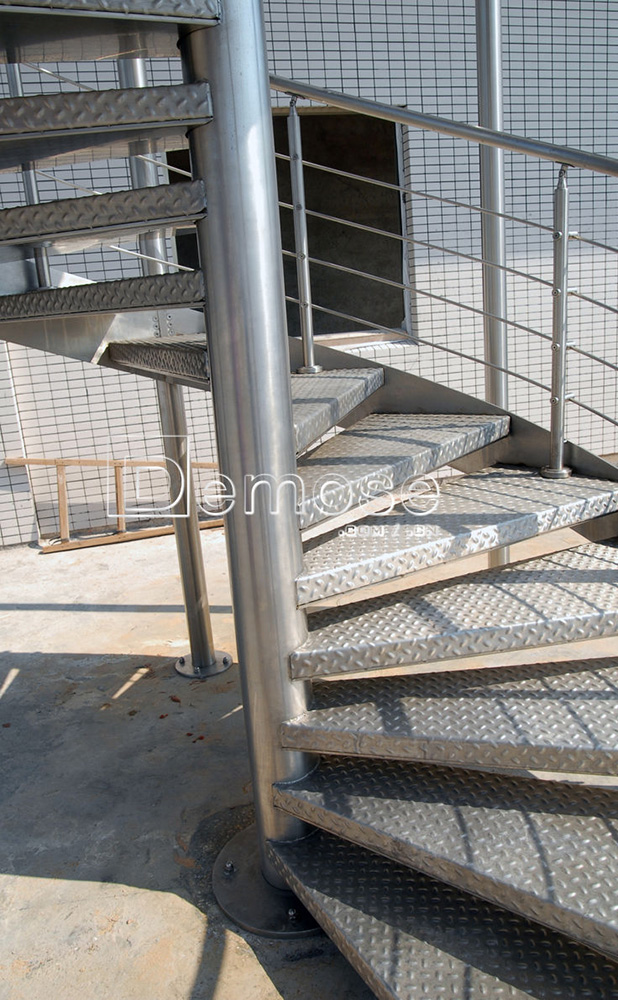 螺旋樓梯設(shè)計指南:尺寸計算與安全美學(xué)平衡